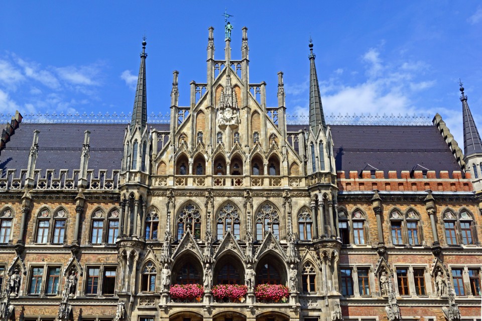 Das Neue Rathaus am Marienplatz in München wurde 1905 fertiggestellt. Seit 1969 feiert der FC Bayern München auf dessen Balkon seine Meistertitel. Foto: AdobeStock____