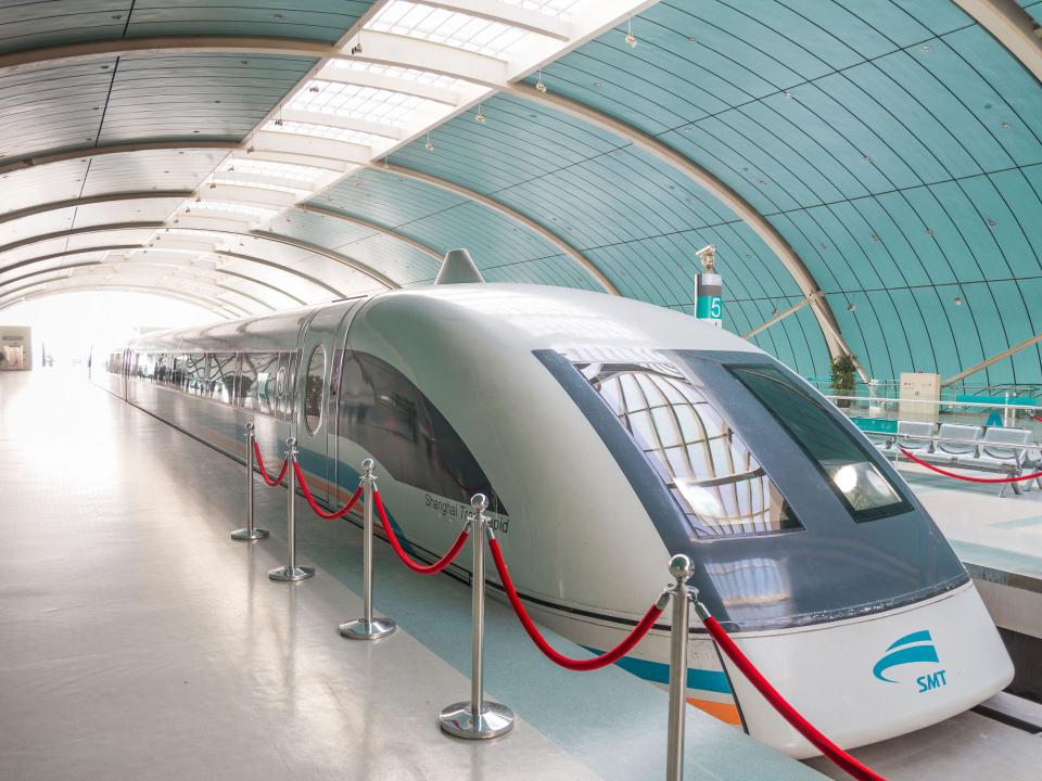 Der japanische Schnellzug Maglev ist mit 600 km/h zwar nicht gerade langsam, von der geplanten Geschwindigkeit eines Hyperloops aber weit entfernt. Foto: Alamy Stock Photo____