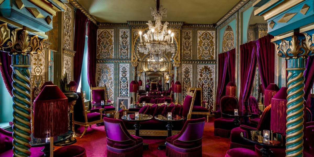 Durch ihre Opulenz sind das Maison Souquet in Paris (links) und das Schloss Lieser an der Mosel (rechts) gleichermaßen beliebt bei verliebten Hotelgästen.