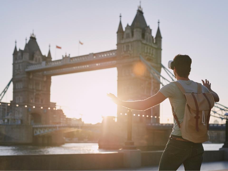 Mann mit VR-Brille unterwegs____