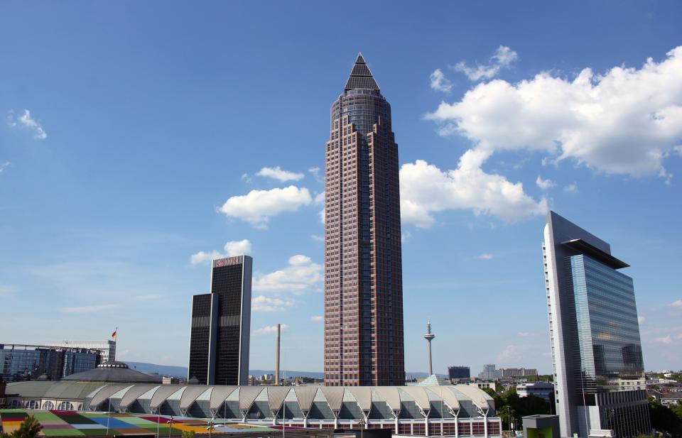 Die Hochhausfassade des Messeturms____