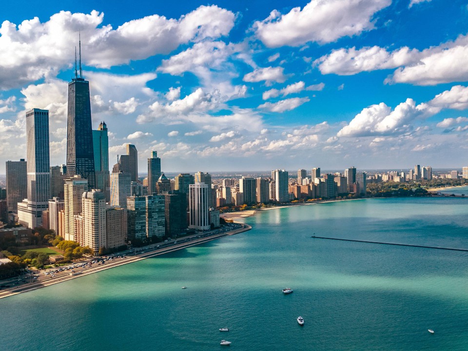 Die Skyline Chicagos liegt direkt am Ufer des Michigansees. Foto: Adobe Stock____