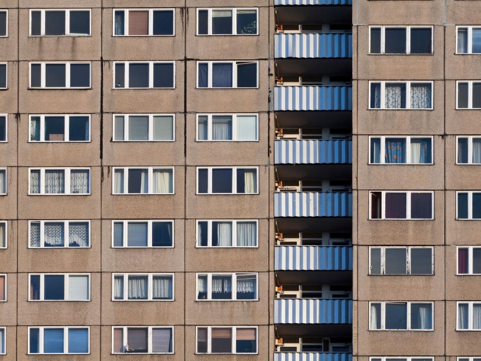 Schön sieht anders aus: Nicht nur in der DDR entstanden seinerzeit die berüchtigten Plattenbauten. Adobe Stock____