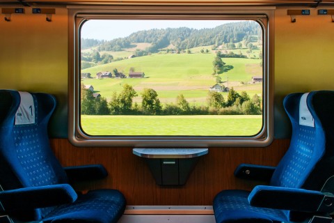 Nachhaltig Reisen: Im Zug sind Sie auf der sicheren Seite. Foto: Adobe Stock