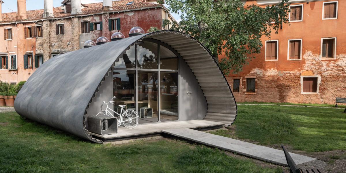 Ein Prototyp von Norman Fosters nachhaltigem Fertighaus steht derzeit in Venedigs „Giardini della Marinaressa“. Foto: Chiara Becattini