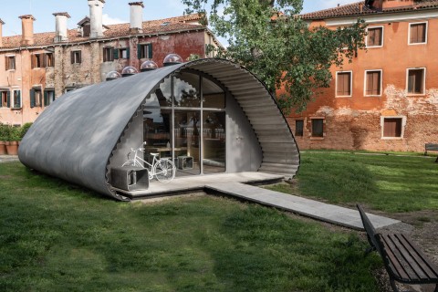 Ein Prototyp von Norman Fosters nachhaltigem Fertighaus steht derzeit in Venedigs „Giardini della Marinaressa“. Foto: Chiara Becattini