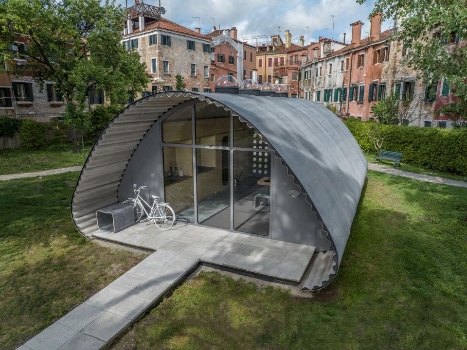Das Fertighaus enstand bei einem gemeinsamen Projekt von der Norman Foster Foundation und dem Baustoffproduzent Holcim. Foto: Chiara Becattini____