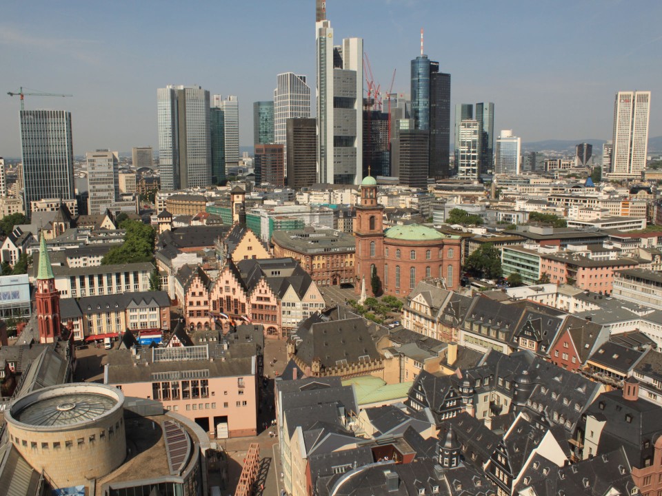 Blick von oben auf die Neue Frankfurter Altstadt mit dem Bankenviertel im Hintergrund. Foto: Adobe Stock____