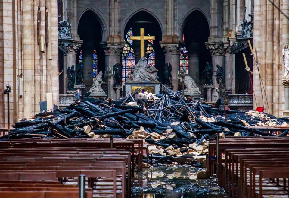 Teile des verbrannten Dachstuhls liegen im Innenraum der Kathedrale. Foto: pa.picture alliance____