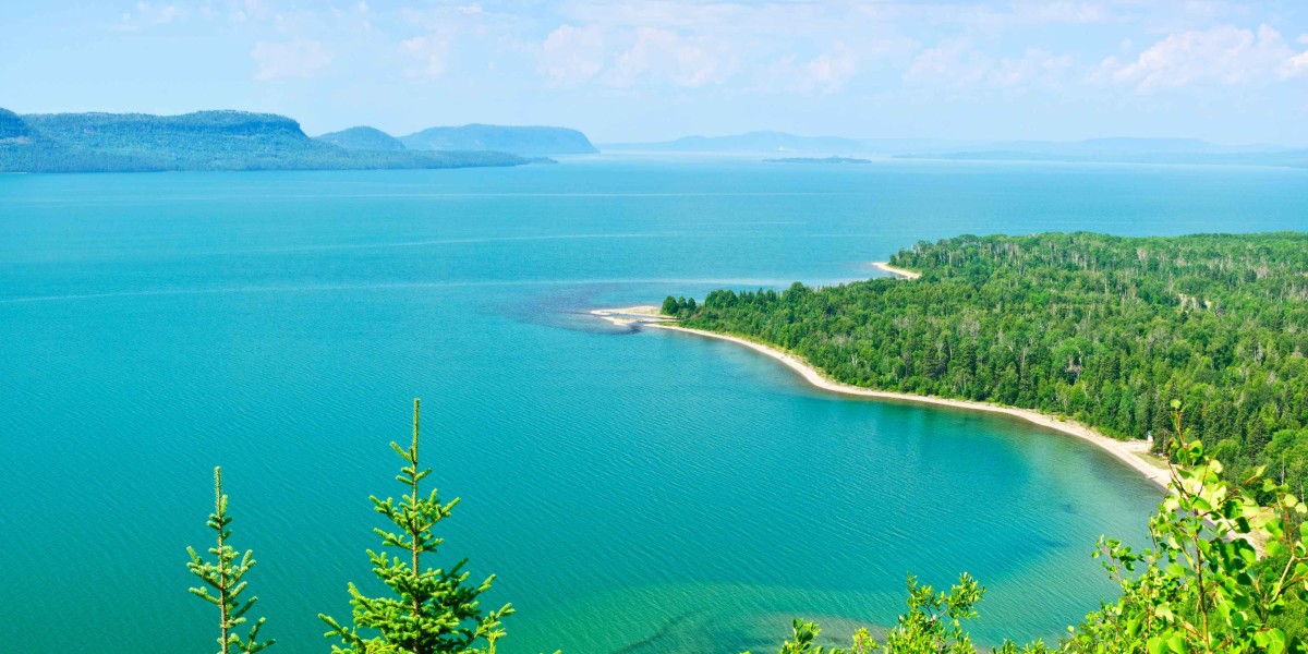 Zu sehen ist der Obere See, der es auf Platz 2 unserer Liste schafft und gleichzeitig der größte Süßwassersee der Welt ist. Foto: Adobe Stock