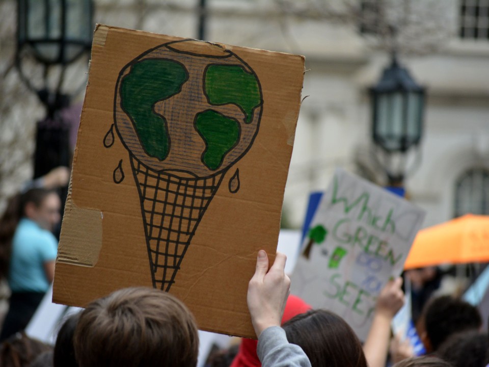 Das Schöne am ökologischen Handabdruck: Er lässt sich beliebig vergrößern, zum Beispiel durch die Teilnahme an Klima-Protesten. Foto: Adobe Stock____