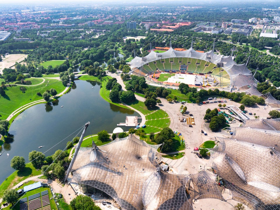 Wie ein Spinnennetz legt sich das Olympiadach über große Teile des Olympiaparks in München. Foto: Adobe Stock____