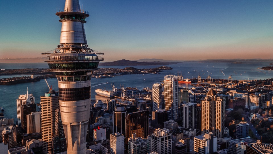Der Sky Tower ist ein Aussichts- und Fernmeldeturm in Auckland, Neuseeland. Mit seiner Höhe von 328 Metern ist er der höchste Fernsehturm der südlichen Hemisphäre. Foto: AdobeStock____