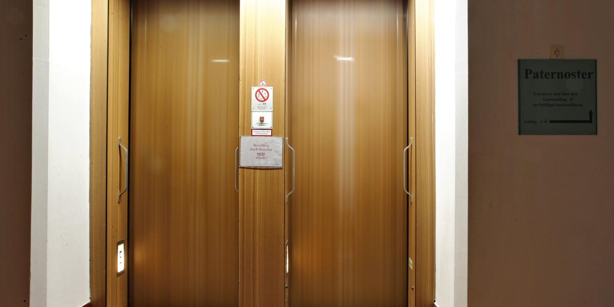 In Deutschland gibt es nur noch wenige Paternoster: 231 stehen mehr als 700.000 modernen Aufzügen gegenüber. Foto: Jan Woitas/picture alliance/ZB