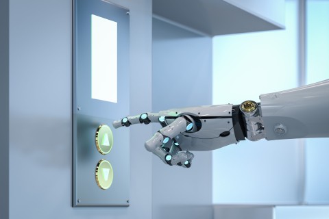 Aufzüge in einer automatisierten Welt: Es ist kaum auszuschließen, dass wir eines Tages zusammen mit Robotern und Androiden in den Fahrstuhl steigen. Foto: Getty Images