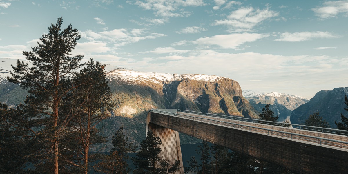 Die Aussichtsplattform Stegastein verspricht 650 Meter über dem Aurlandsfjord eine atemberaubende Aussicht. Foto: AdobeStock