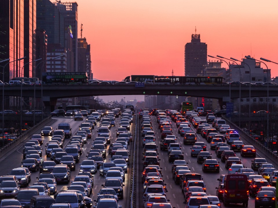 Überfüllte Straßen könnten schon bald der Vergangenheit angehören. Der Individualverkehr soll sich zukünftig reduzieren. Foto: Getty Images____
