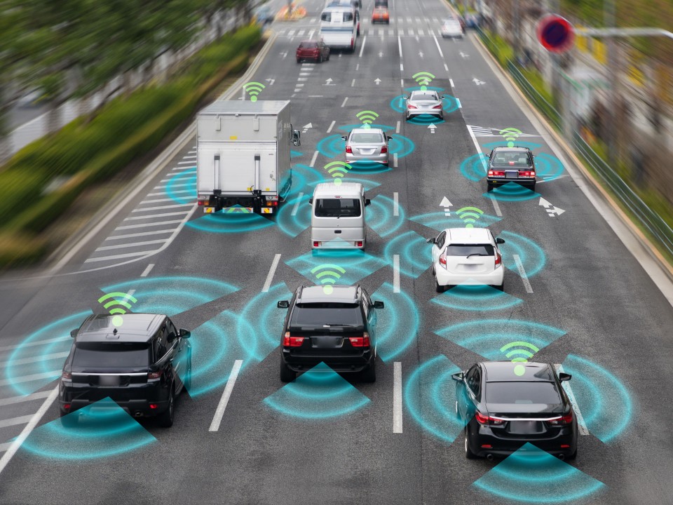 Beim autonomen Fahren kommunizieren Fahrzeuge direkt miteinander. Foto: Adobe Stock____