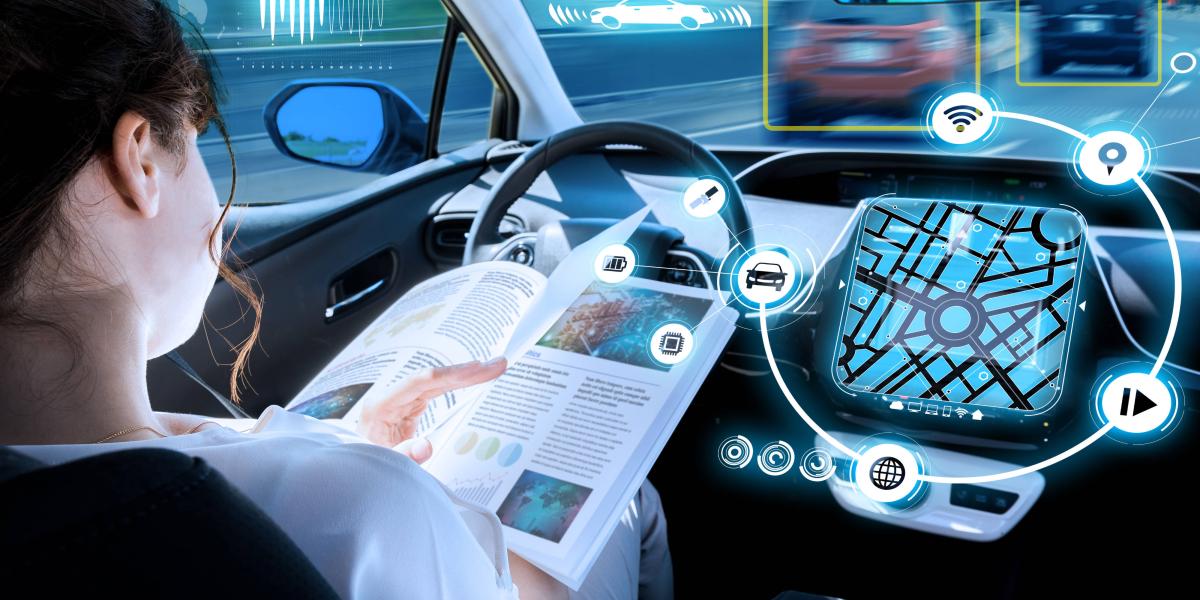 Autofahrerin liest am Steuer