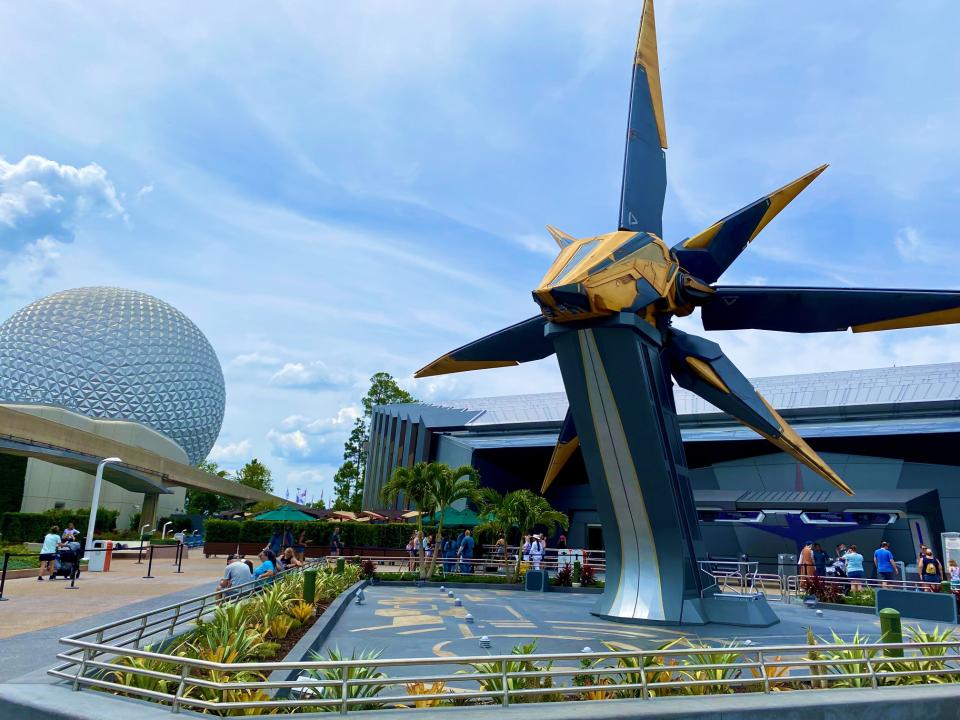 Hier ist nur der Eingang zu sehen: Die „Guardians of the Galaxy: Cosmic Rewind“ ist die längste Indoor-Achterbahn der Welt. Foto: Wikimedia/Jedi94____