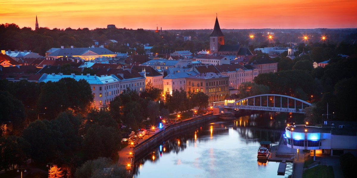 Eine der diesjährigen europäischen Kulturhauptstädte ist Tartu in Estland - hier zu sehen in der Dämmerung. Foto: Adobe Stock