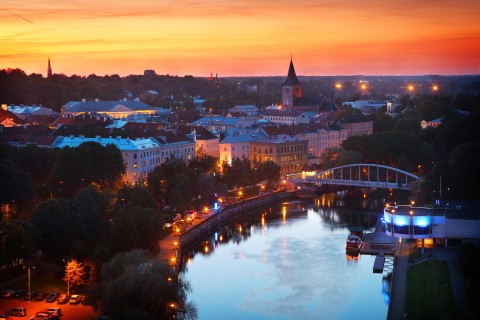 Eine der diesjährigen europäischen Kulturhauptstädte ist Tartu in Estland - hier zu sehen in der Dämmerung. Foto: Adobe Stock
