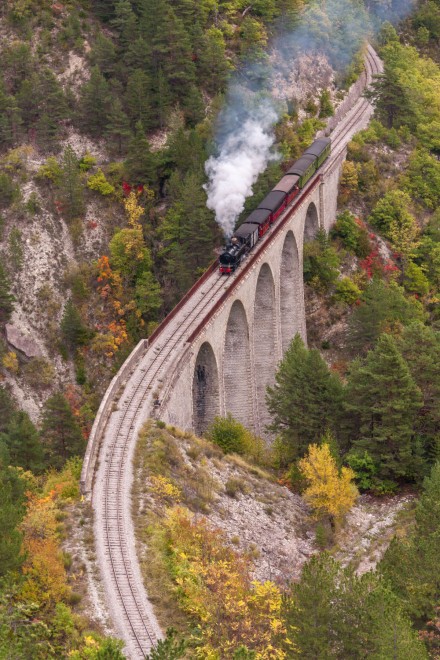 Durch die Provence bis nach Nizza geht es mit dem Train des Pignes. Foto: Adobe Stock
