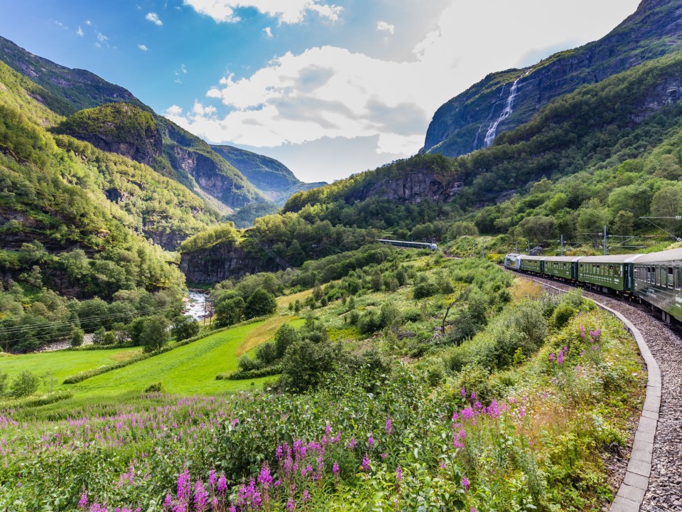 Tosende Wasserfälle und dramatische Fjordlandschaften: Die Flåmbhn in Norwegen gilt als eine der schönsten Zugstrecken weltweit. Foto: Adobe Stock____