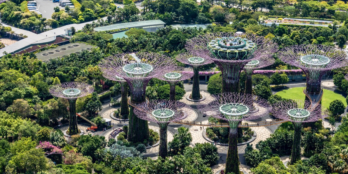 Singapur ist mit seinen Gärten, begrünten Dächern und Fassaden eine der grünsten Städte der Welt mit einem klaren Statement für Nachhaltigkeit. Foto: AdobeStock