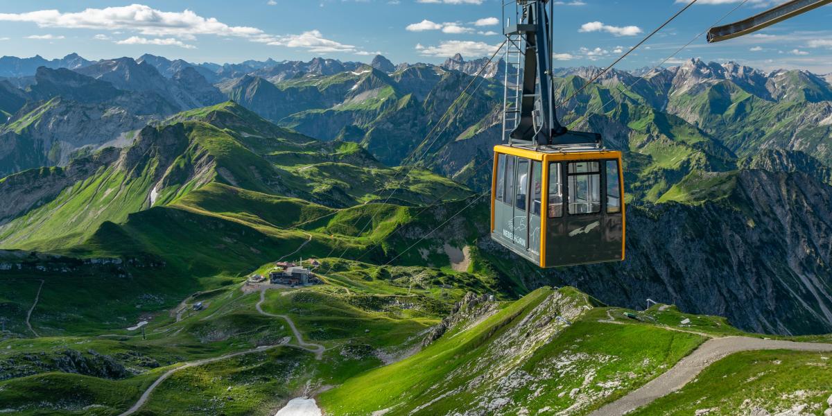 Mit der Nebelhornbahn in Oberstdorf im Allgäu geht es hoch auf über 2.200 Meter. Foto: Adobe Stock
