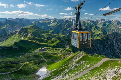 Mit der Nebelhornbahn in Oberstdorf im Allgäu geht es hoch auf über 2.200 Meter. Foto: Adobe Stock