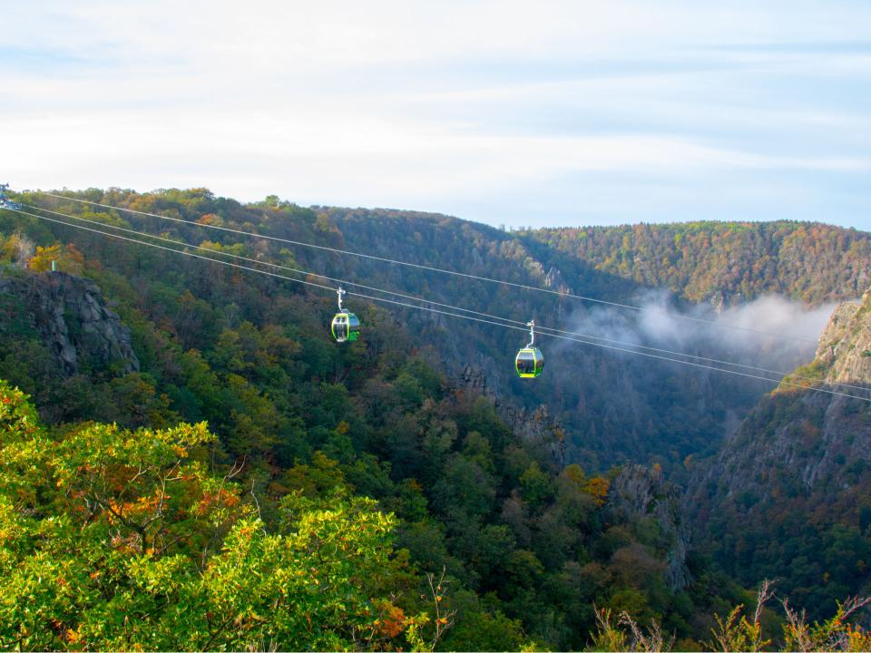 Die Seilbahn in Thale über das wildromantische Bodetal zum Hexentanzplatz. Foto: Adobe Stock____