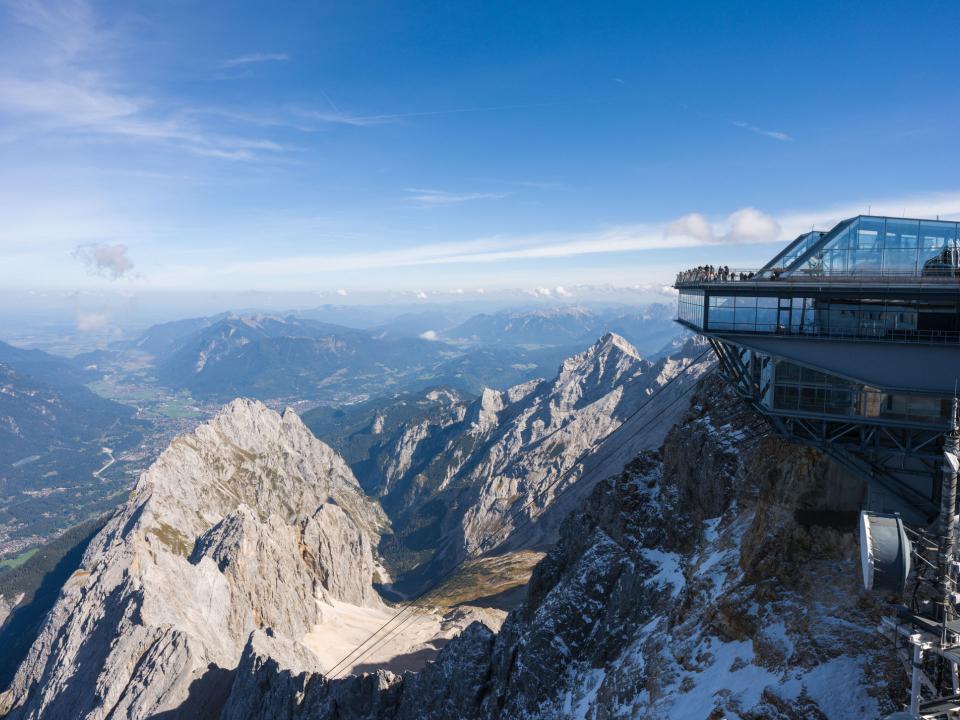 Das ist der Gipfel! Die Seilbahn Zugspitze bringt Besucher auf Deutschlands höchsten Berg. Foto: Adobe Stock____