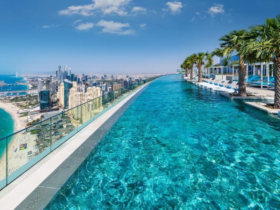 Aussicht vom Adress Beach Resort. Infinity Pool mit Palmen.____