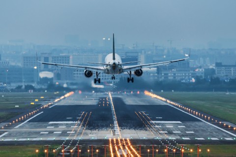 Ein Flugzeug hebt vom 2021 eröffneten Chengdu Tianfu International Airport in China ab. Foto: Getty Images