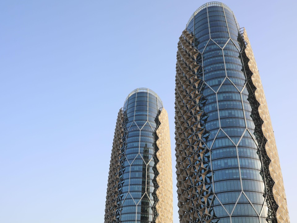 Die HypoSurface Fassade des Al Bahar Towers in Abu Dhabi besitzt eine besonders elegante und nützliche Form der kinetischen Architektur. Foto: Alamy____