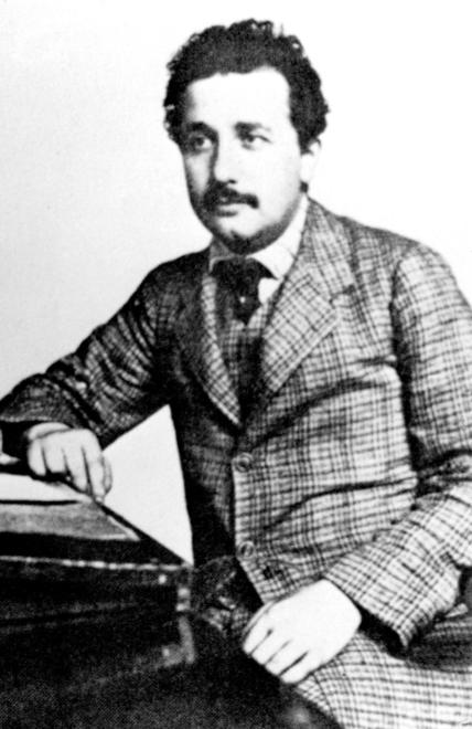 Albert Einstein an seinem Schreibtisch im Basler Patentamt um 1907. Foto: Alamy Stock Photo
