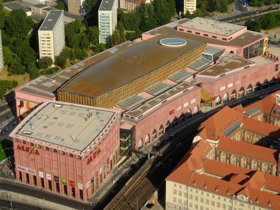 Man liebt es oder man hasst es: das Alexa am Berliner Alexanderplatz. Foto: Alamy Stock Photo____