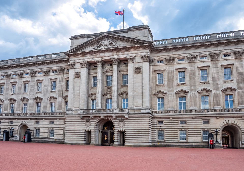Der Buckingham Palace ist die offizielle Residenz des britischen Monarchen in London. Auf dessen Balkon ereigneten sich schon viele Momente der Weltgeschichte. Foto: AdobeStock____