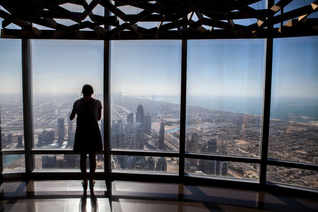 Mit schnellen 10 Metern pro Sekunde düsen Besucher des Burj Khalifas über die Dächer aller umliegenden Gebäude hinaus. Foto: Adobe Stock