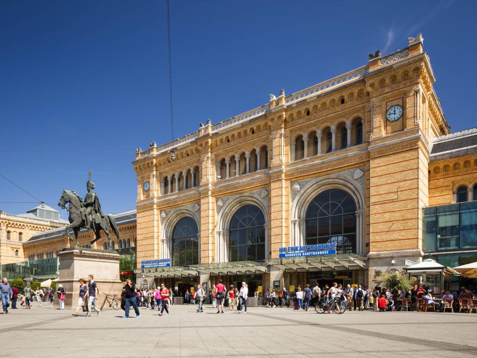 Werden Bahnhöfe zukünftig zu Mobilitätsplattformen, die über den Schienenverkehr hinausgehen? Foto: Getty Images____