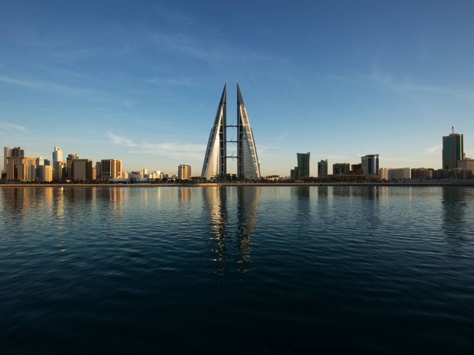 Das Bahrain World Trade Center in der Hauptstadt Manama erzeugt mit drei Turbinen zwischen seinen Gebäuden 15 Prozent des eigenen Strombedarfs. Foto: Adobe Stock____