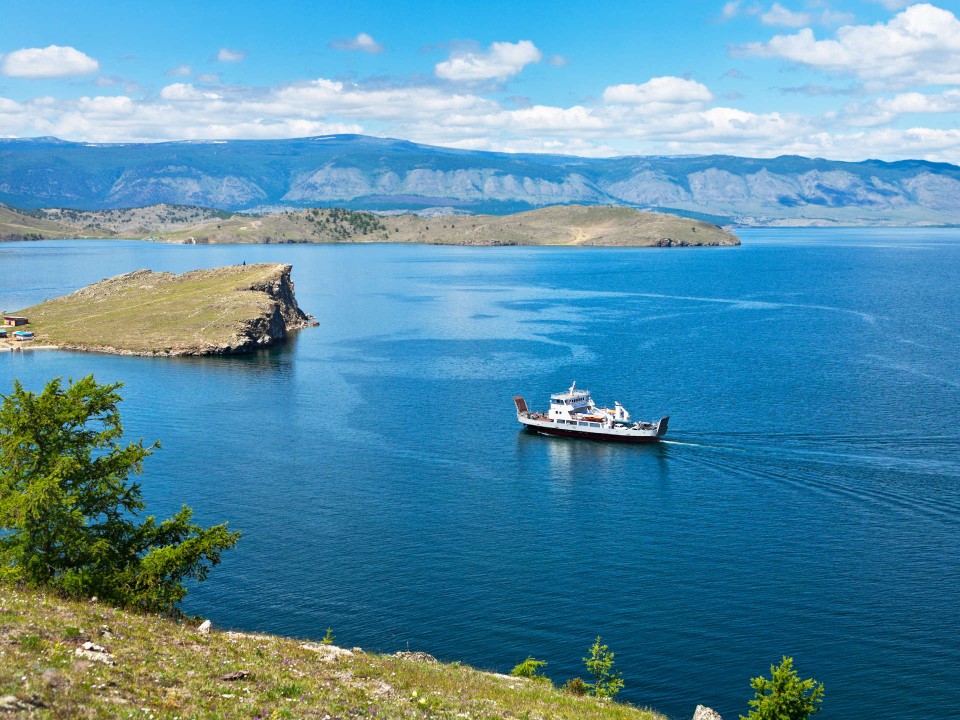 Im Baikalsee wird das Trinkwasser aus 400 Metern Tiefe gepumpt. Foto: Adobe Stock____
