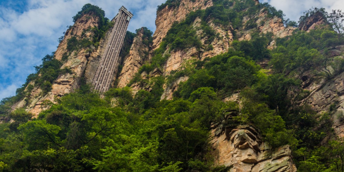 Der Bailong-Aufzug, ein Glasaufzug an einer Klippe im Landschaftspark von Wulingyuan, ist mit 326 Metern der höchste Outdoor-Fahrstuhl der Welt. Foto: AdobeStock