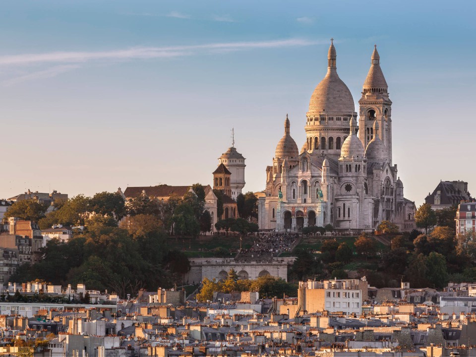 Die Basilica Sacre-Coeur ist eindrucksvolles Wahrzeichen des Pariser Künstlerviertels Montmartre. Foto: Adobe Stock____