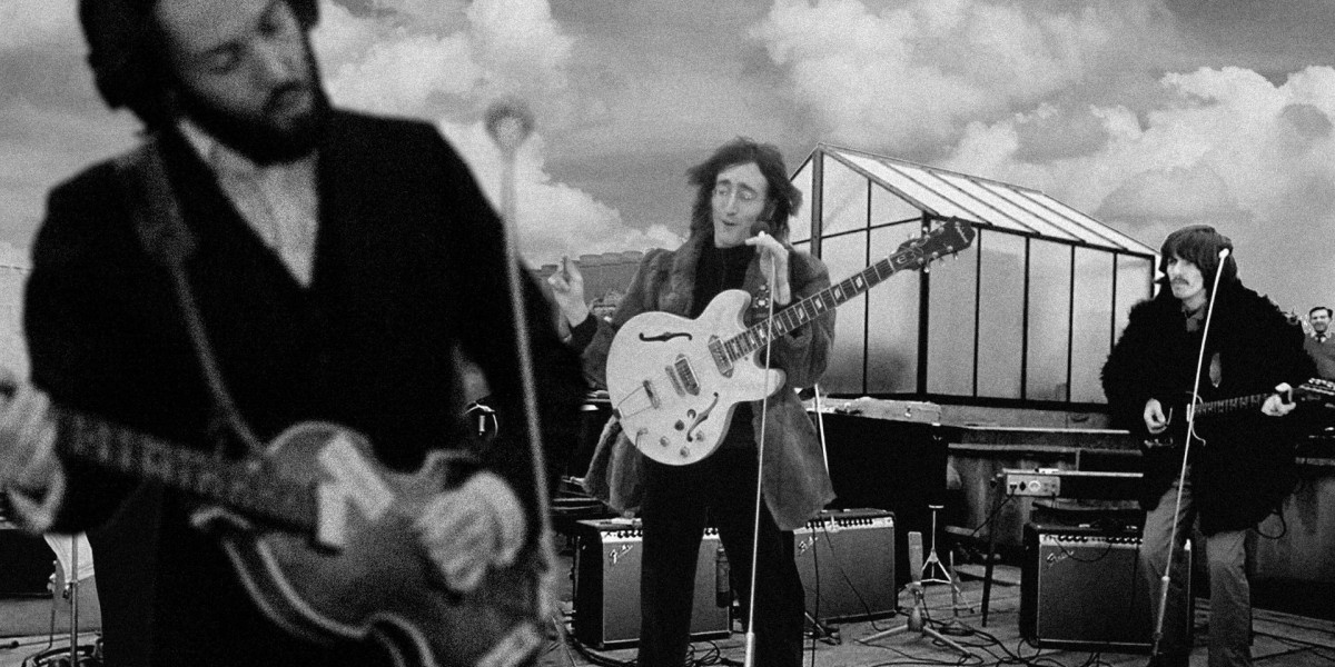 Unter einem wolkenbedeckten Himmel spielten die Beatles ihr allerletztes Konzert, das als Beatles-Rooftop-Concert in die Geschichte einging. Foto: Alamy Stock Photo