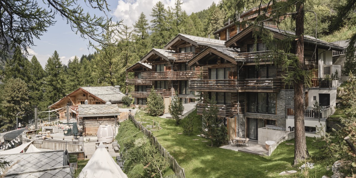 Prince Charles Guesthouse in Transsilvanien (links) und das Cervo Mountain Resort am Matterhorn - zwei Ökohotels, wie sie unterschiedlicher kaum sein könnten.