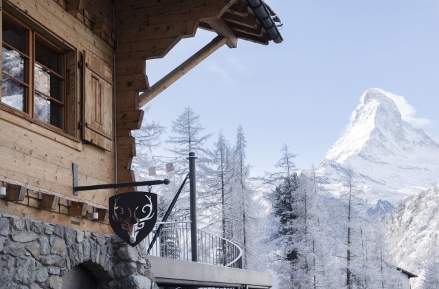 Das Cervo Mountain Resort am Matterhorn verfügt über 54 Zimmern und Suiten, die in vier Vier- und Fünf-Sterne-Lodges untergebracht sind. Rund 95 Prozent seines Energiebedarfs deckt das Hotel aus Erdwärme. Foto: Cervo Mountain Resort