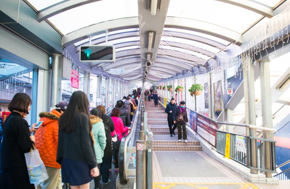 Central Mid-Level Escalator in Hongkong: das längste überdachte außenstehende Rolltreppensystem der Welt. Foto: AdobeStock____