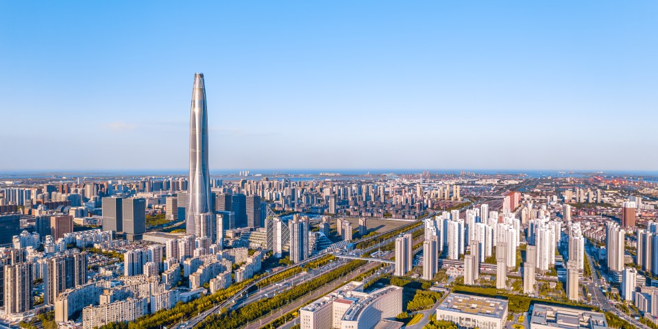 Das Chow Tai Fook Centre ist ein 530 m hoher Wolkenkratzer in der chinesischen Stadt Guangzhou. Foto: Adobe Stock____
